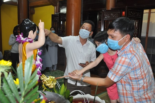 Leaders of agencies congratulate on Buddha's birthday to Tieu Dao pagoda